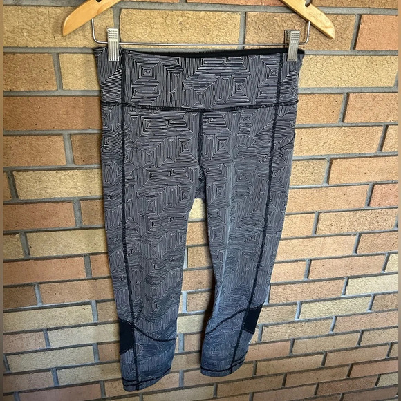 Lululemon Pace Rival Crop Maze Jacquard White Black / Black Leggings Size 10 - Picture 4 of 8